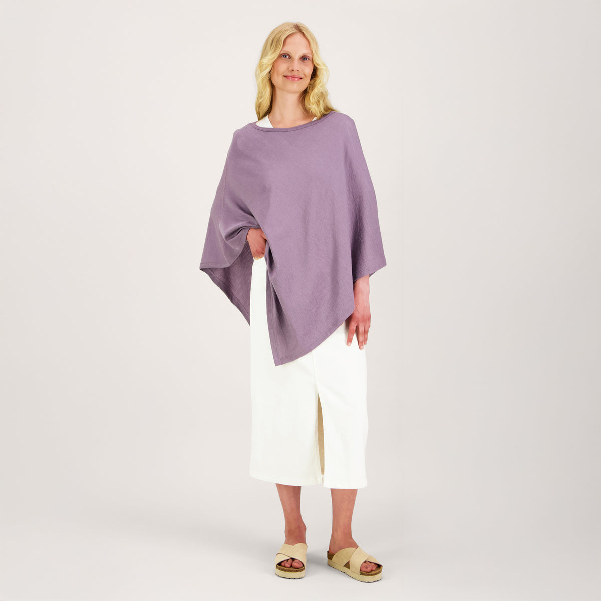 Merinosilkkinen poncho laventelin sävyssä