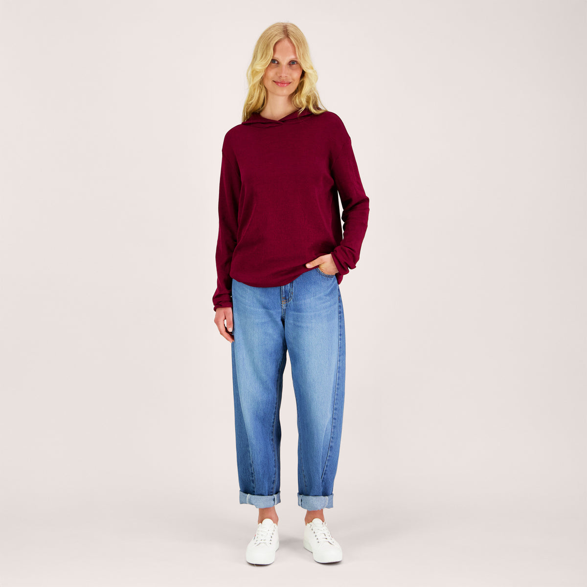 Naismalli karpalon värisessä merinosilkkisessä unisex-hupparissa
