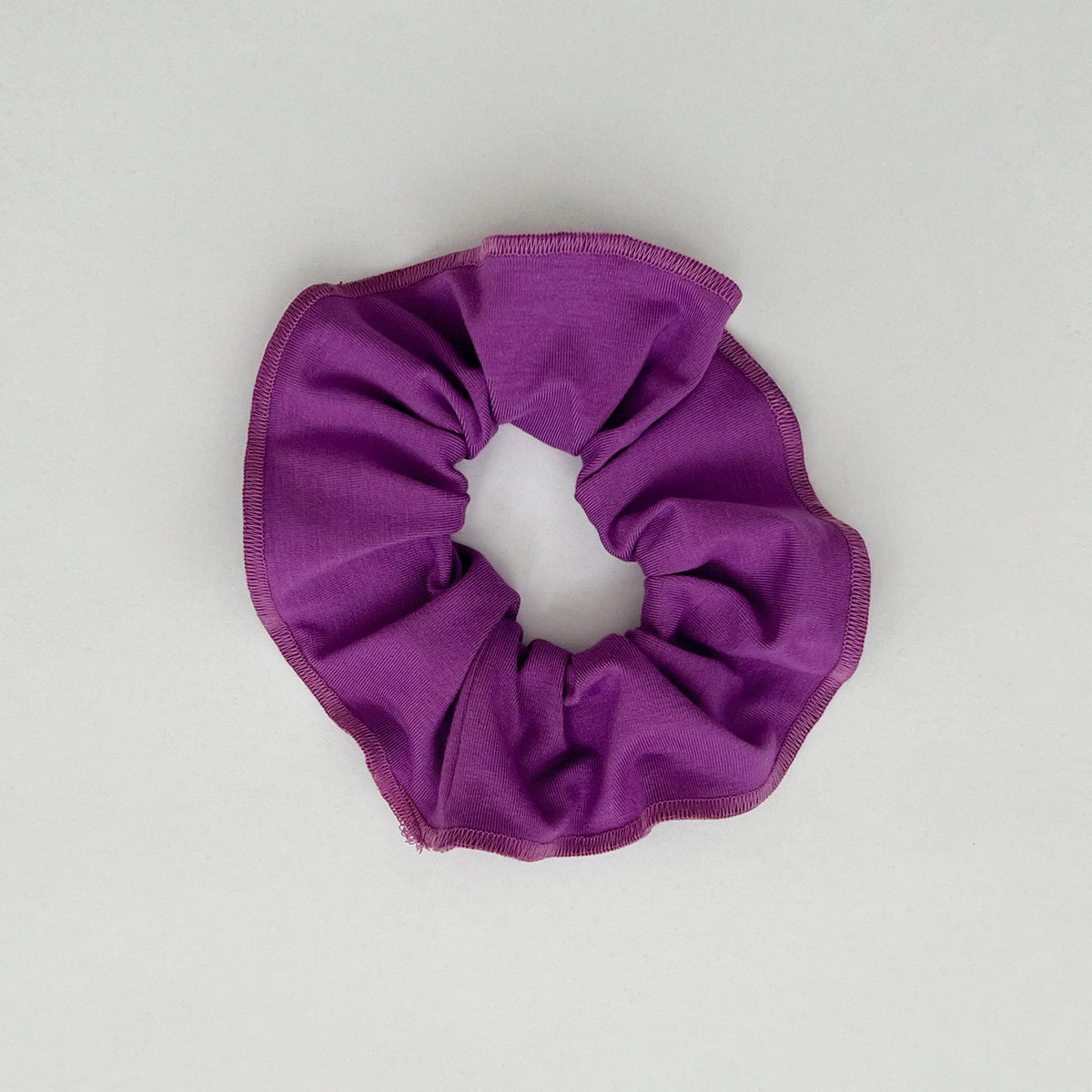 Violetin värinen hiusdonitsi.