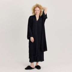 EHO pitkä yöpaita yhdistettynä EHO kimonoon. Yöpaita ja kimono ovat mustan väriset.