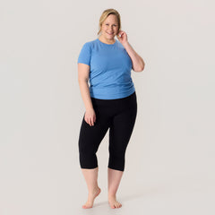 Harmaansininen LEMPI naisten t-paita ja mustat LEMPI bambucaprit. Mukava ja joustava asukokonaisuus arkeen.