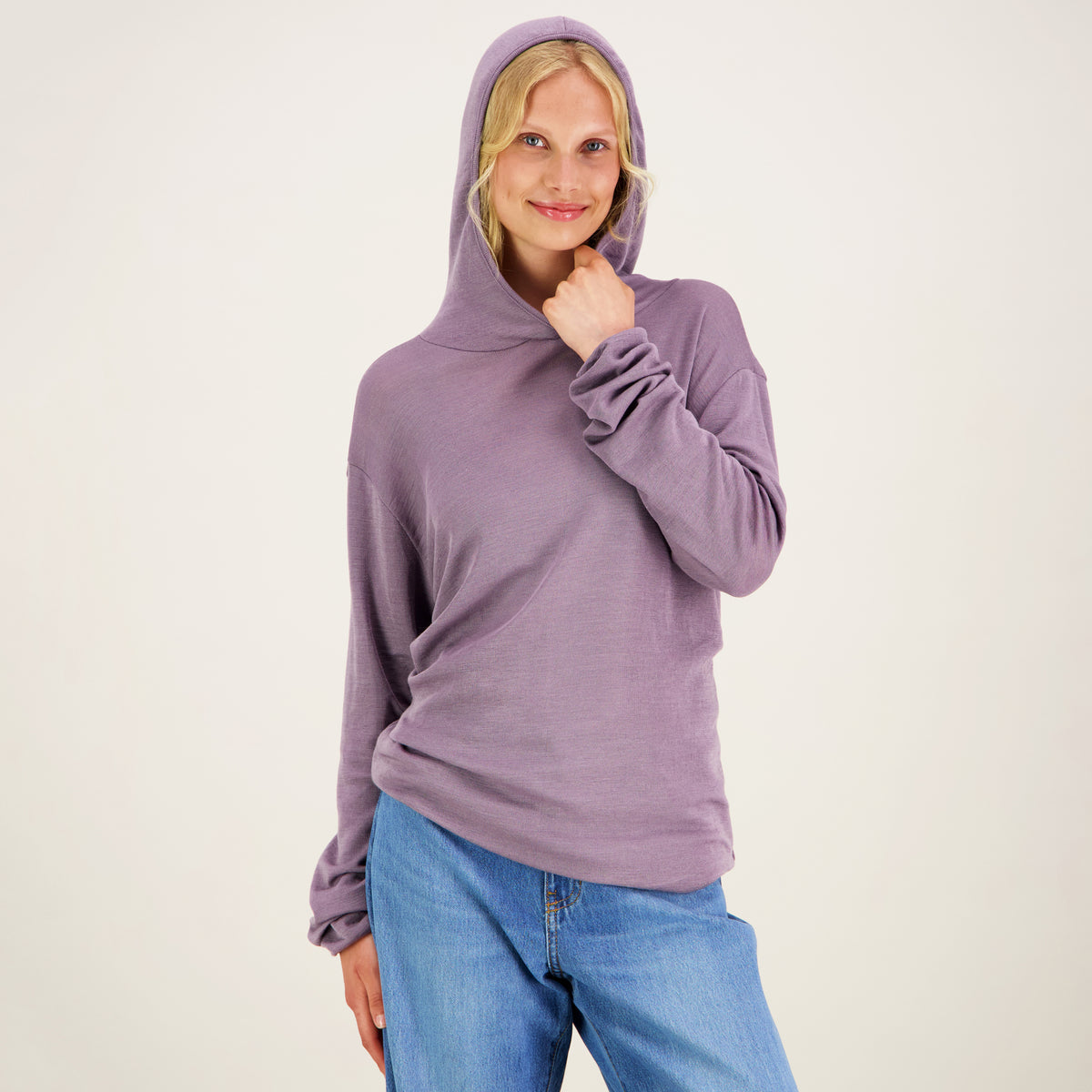 Naismalli laventelin värisessä unisex-mallisessa merinosilkkisessä hupparissa huppu päässään