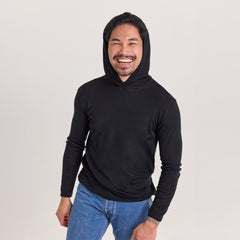 Unisex merinosilkkihuppari värissä musta. Ajaton, monipuolinen, hengittävä ja pehmeä huppari arkeen ja vapaa-aikaan. Valmistettu merinosilkistä.
