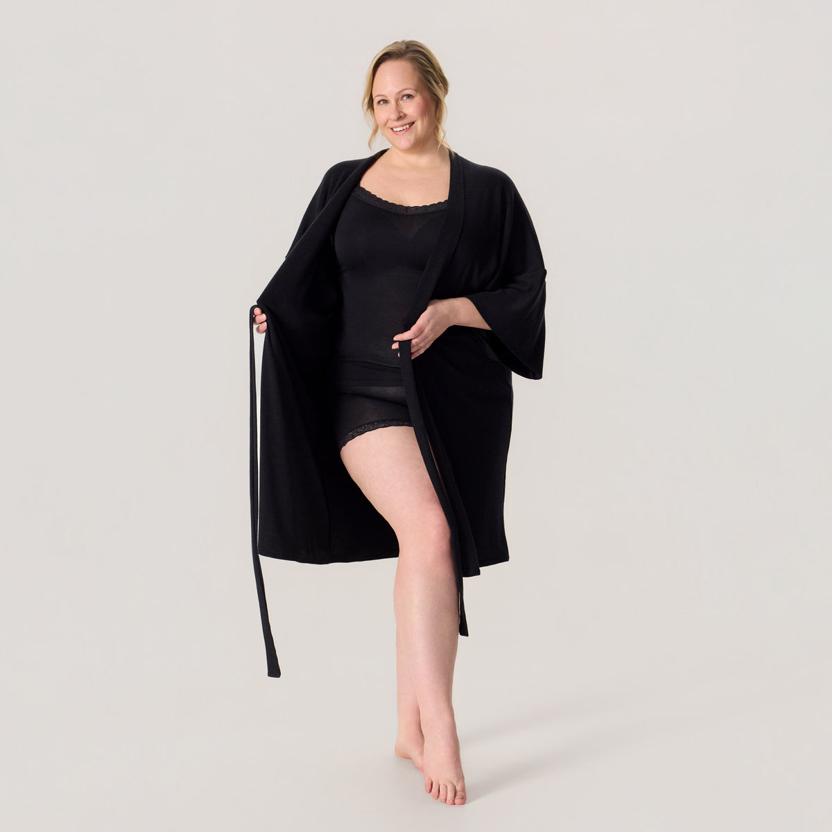 HAIKU kimono sopii käytettäväksi ylellisen pehmeänä aamutakkina. Kuvassa kimono on yhdistetty mustien pitsillisten bambutopin ja bambubokserien kanssa.
